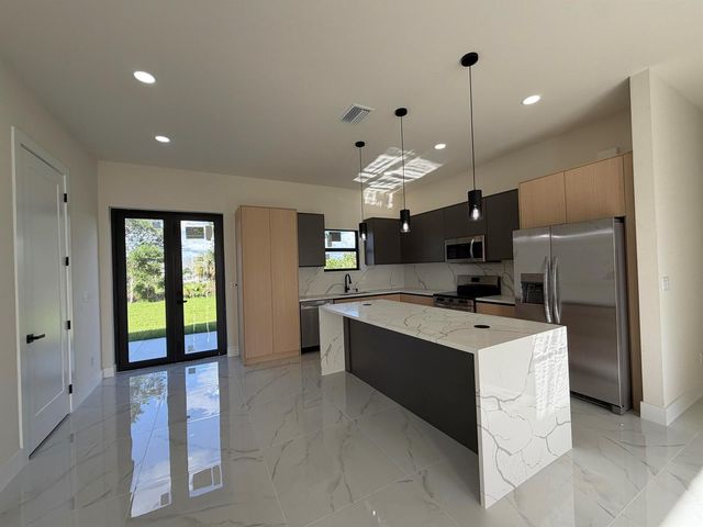515 Kingsbury Lane, Lehigh Acres, FL 33974