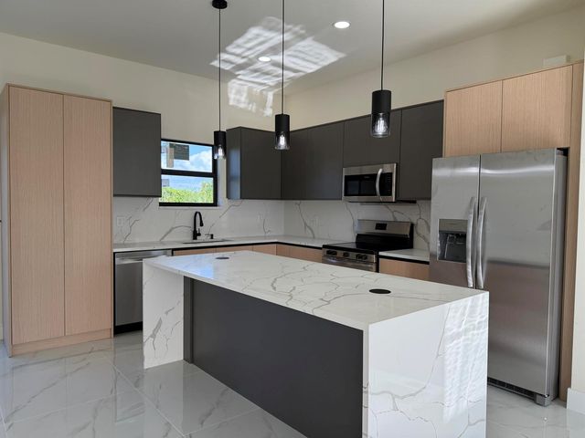 515 Kingsbury Lane, Lehigh Acres, FL 33974