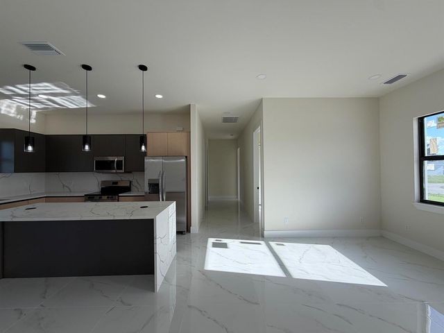515 Kingsbury Lane, Lehigh Acres, FL 33974
