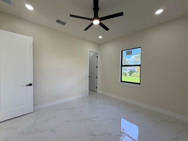 515 Kingsbury Lane, Lehigh Acres, FL 33974