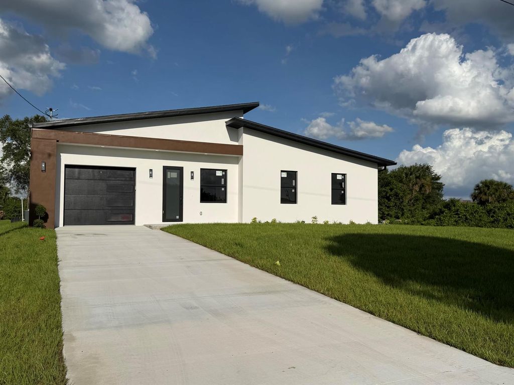 515 Kingsbury Lane, Lehigh Acres, FL 33974