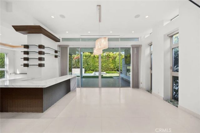 633 N Laurel Avenue, Los Angeles, CA 90048