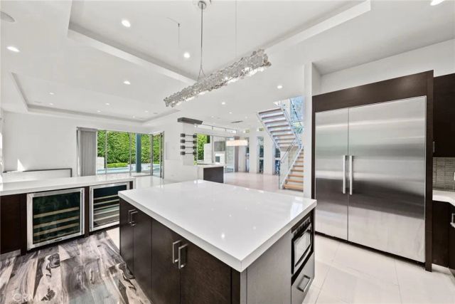 633 N Laurel Avenue, Los Angeles, CA 90048