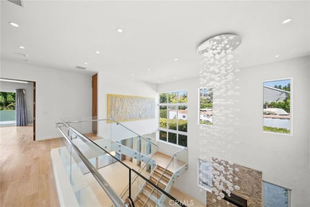 633 N Laurel Avenue, Los Angeles, CA 90048
