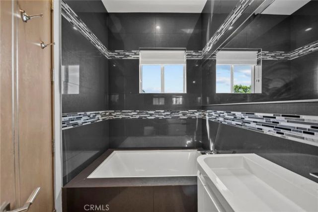 633 N Laurel Avenue, Los Angeles, CA 90048