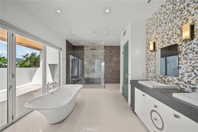 633 N Laurel Avenue, Los Angeles, CA 90048