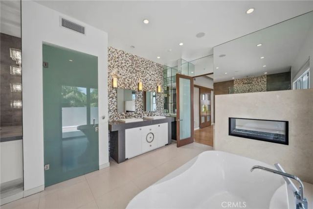 633 N Laurel Avenue, Los Angeles, CA 90048