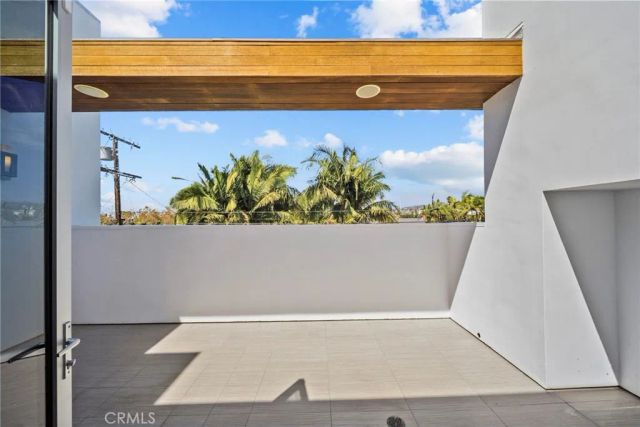 633 N Laurel Avenue, Los Angeles, CA 90048