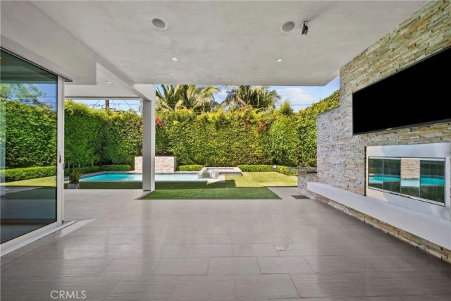 633 N Laurel Avenue, Los Angeles, CA 90048