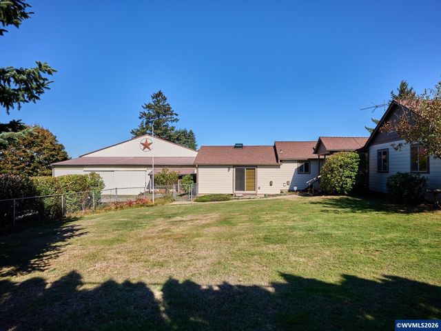 1060 Silver Falls Dr NE, Silverton, OR 97381