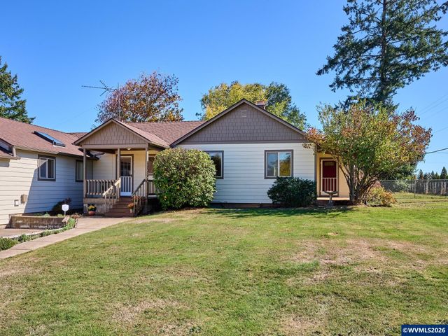 1060 Silver Falls Dr NE, Silverton, OR 97381