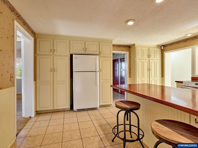 1060 Silver Falls Dr NE, Silverton, OR 97381