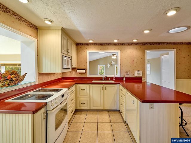 1060 Silver Falls Dr NE, Silverton, OR 97381