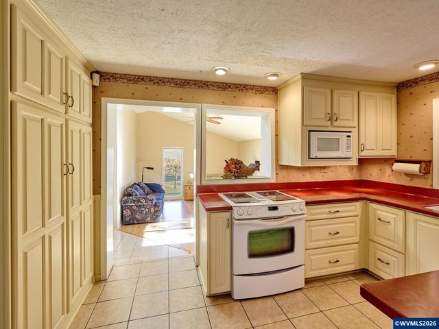 1060 Silver Falls Dr NE, Silverton, OR 97381