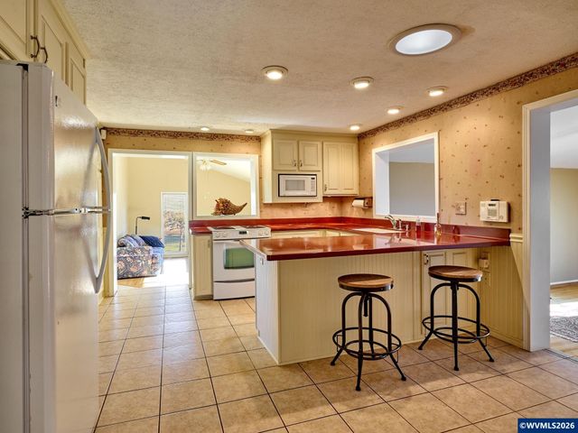 1060 Silver Falls Dr NE, Silverton, OR 97381