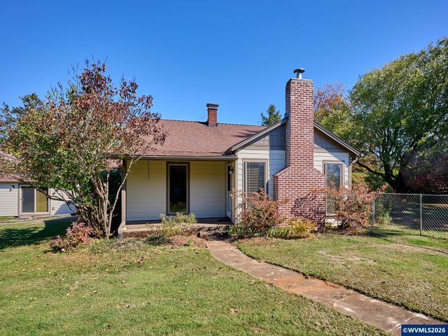 1060 Silver Falls Dr NE, Silverton, OR 97381