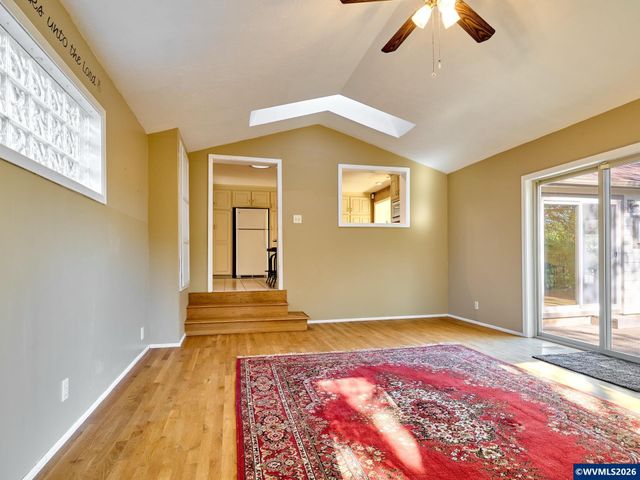 1060 Silver Falls Dr NE, Silverton, OR 97381