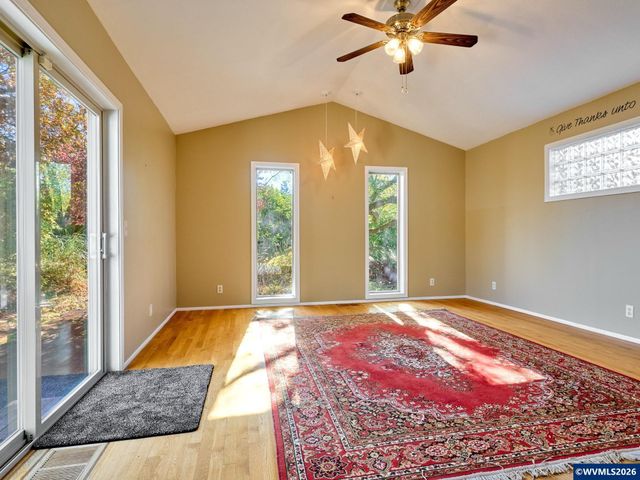 1060 Silver Falls Dr NE, Silverton, OR 97381