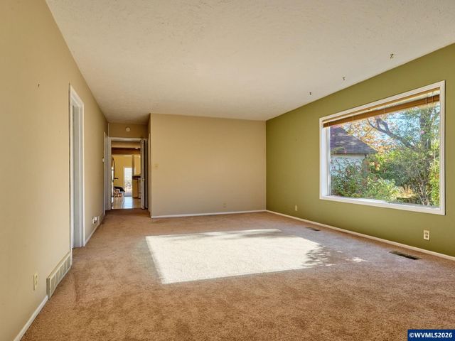 1060 Silver Falls Dr NE, Silverton, OR 97381