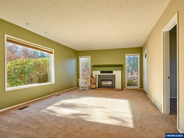 1060 Silver Falls Dr NE, Silverton, OR 97381
