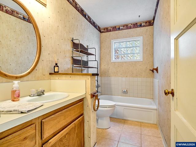 1060 Silver Falls Dr NE, Silverton, OR 97381