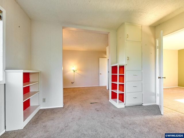 1060 Silver Falls Dr NE, Silverton, OR 97381