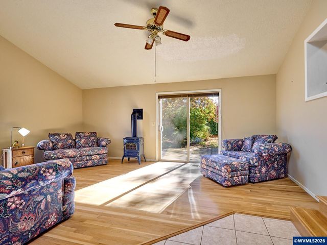 1060 Silver Falls Dr NE, Silverton, OR 97381