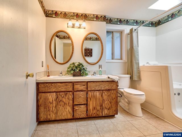 1060 Silver Falls Dr NE, Silverton, OR 97381