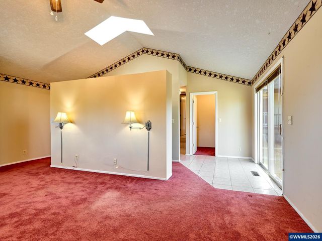 1060 Silver Falls Dr NE, Silverton, OR 97381