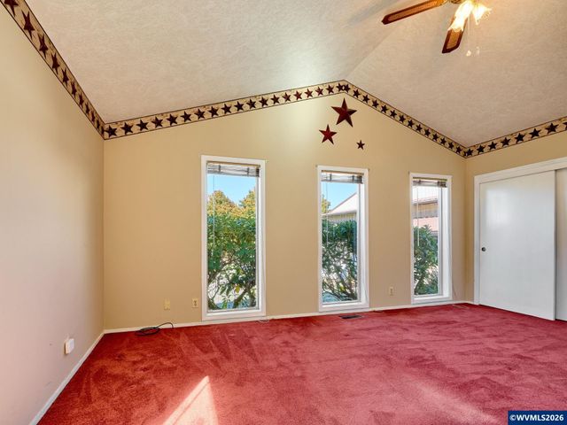 1060 Silver Falls Dr NE, Silverton, OR 97381