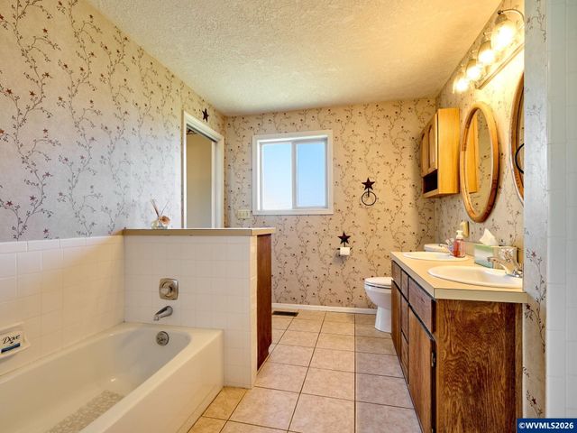 1060 Silver Falls Dr NE, Silverton, OR 97381