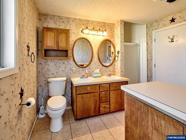 1060 Silver Falls Dr NE, Silverton, OR 97381