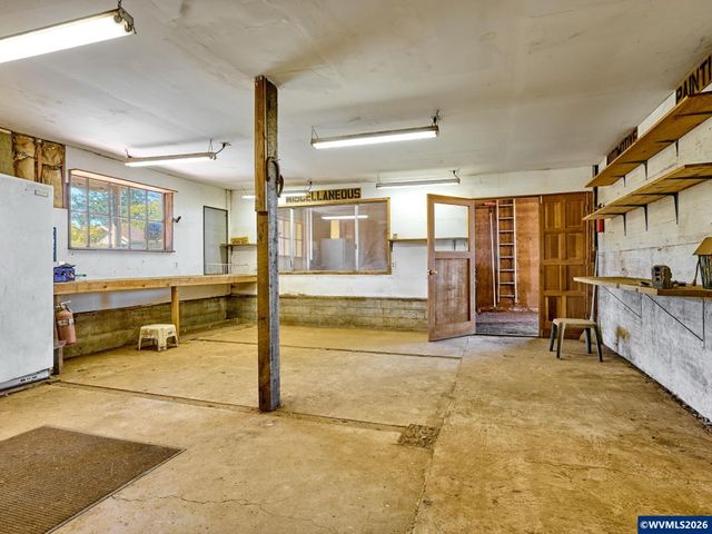 1060 Silver Falls Dr NE, Silverton, OR 97381