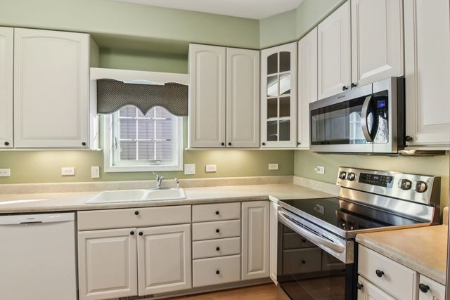 328 Legacy Court, Grayslake, IL 60030