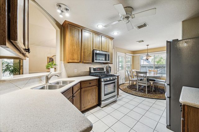 125 E Park Drive Drive, Montgomery, TX 77356