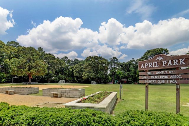 125 E Park Drive Drive, Montgomery, TX 77356