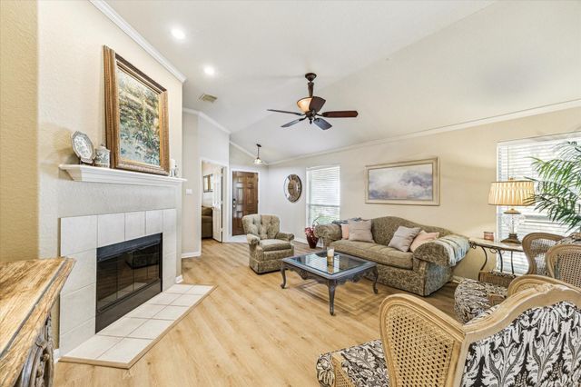 125 E Park Drive Drive, Montgomery, TX 77356