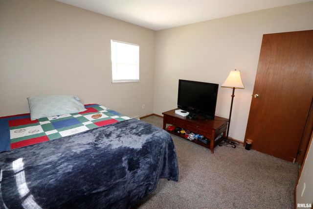 745 E SHORE Drive, Pekin, IL 61554