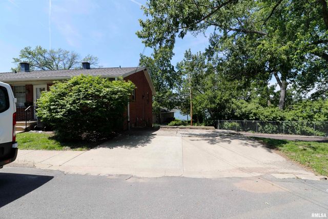 745 E SHORE Drive, Pekin, IL 61554