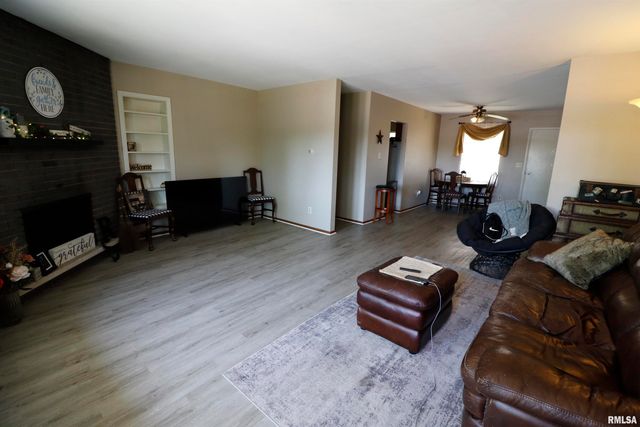 745 E SHORE Drive, Pekin, IL 61554