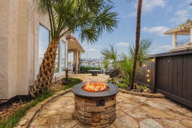 411 Harborside Way, Kemah, TX 77565