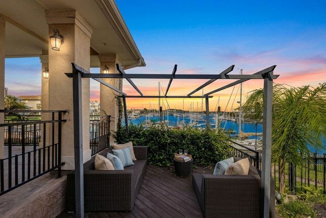 411 Harborside Way, Kemah, TX 77565
