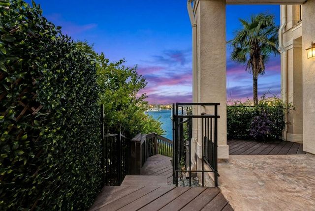 411 Harborside Way, Kemah, TX 77565