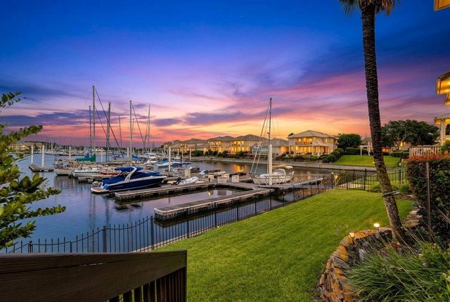 411 Harborside Way, Kemah, TX 77565