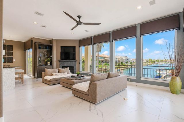 411 Harborside Way, Kemah, TX 77565