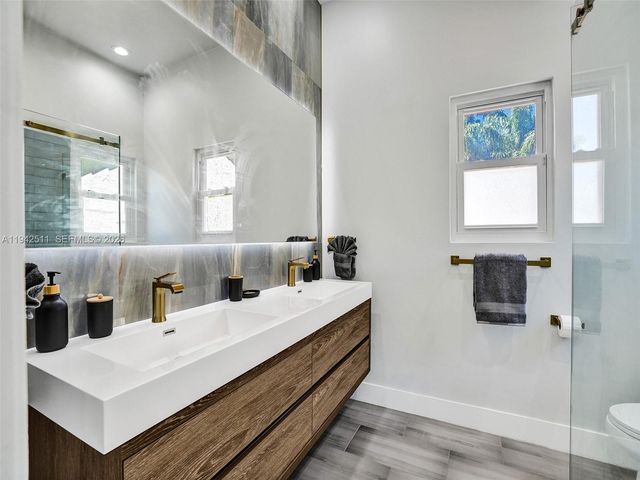 1128 Tyler St, Hollywood, FL 33019