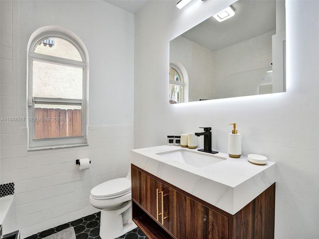 1128 Tyler St, Hollywood, FL 33019