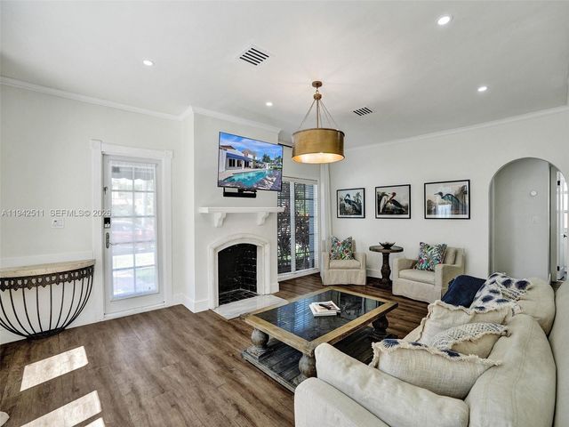 1128 Tyler St, Hollywood, FL 33019