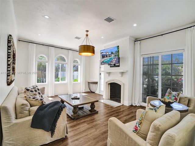 1128 Tyler St, Hollywood, FL 33019