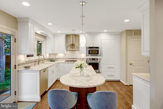 2806 OAKTON MANOR CT, Oakton, VA 22124